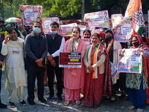 मुख्यमंत्री निवास पर शराब नीति के विरोध में प्रदर्शन — 5