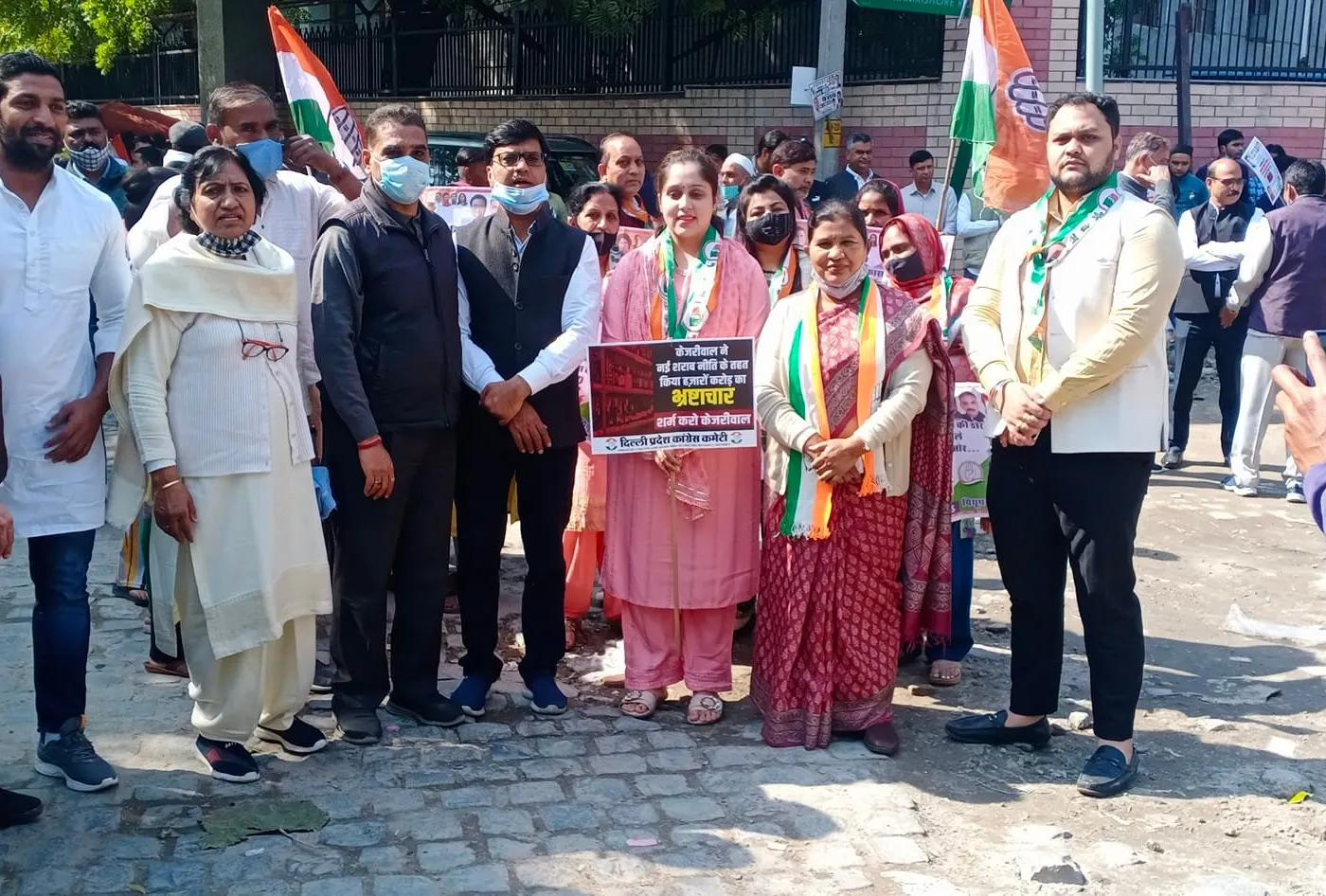 मुख्यमंत्री निवास पर शराब नीति के विरोध में प्रदर्शन — तस्वीर 6 में से 8
