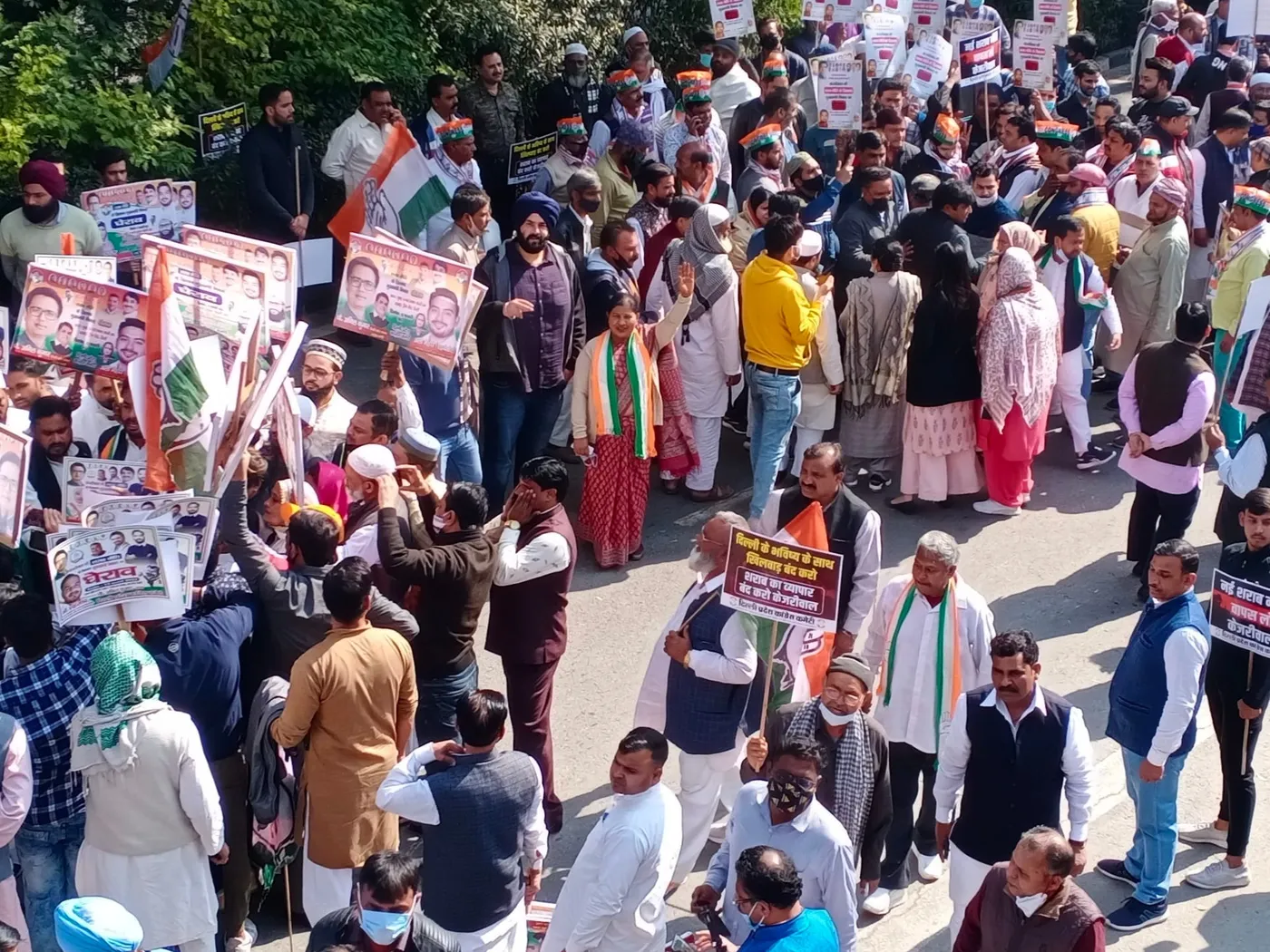 मुख्यमंत्री निवास पर शराब नीति के विरोध में प्रदर्शन — तस्वीर 8 में से 8