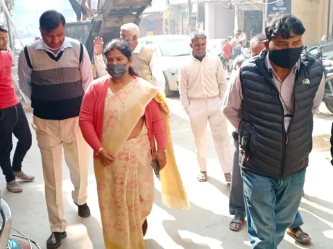 आश्रम कोली कैंप और सनलाईट II में जनसंपर्क दौरा