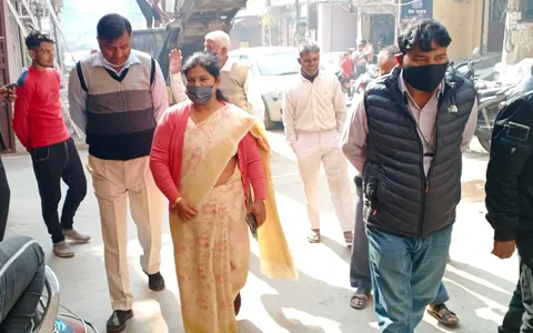 आश्रम कोली कैंप और सनलाईट II में जनसंपर्क दौरा