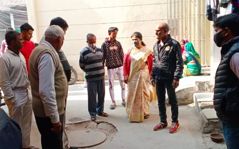 आश्रम कोली कैंप और सनलाईट II में जनसंपर्क दौरा