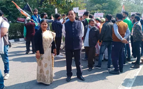 मुख्यमंत्री निवास पर भ्रष्टाचार के विरोध में प्रदर्शन