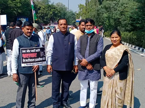 मुख्यमंत्री निवास पर भ्रष्टाचार के विरोध में प्रदर्शन — 3