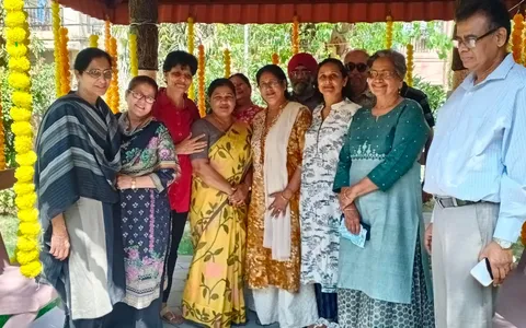 ट्राएंगल पार्क, सिद्धार्थ एंक्लेव में सीनियर सिटीजन हट का उद्घाटन