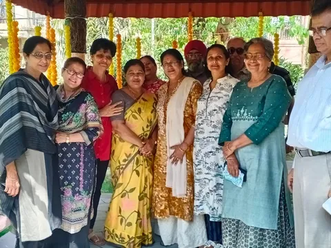 ट्राएंगल पार्क, सिद्धार्थ एंक्लेव में सीनियर सिटीजन हट का उद्घाटन