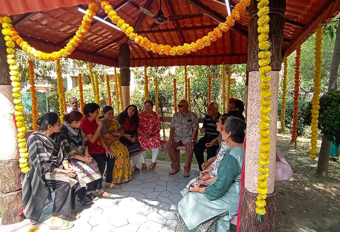 ट्राएंगल पार्क, सिद्धार्थ एंक्लेव में सीनियर सिटीजन हट का उद्घाटन — तस्वीर 2 में से 9