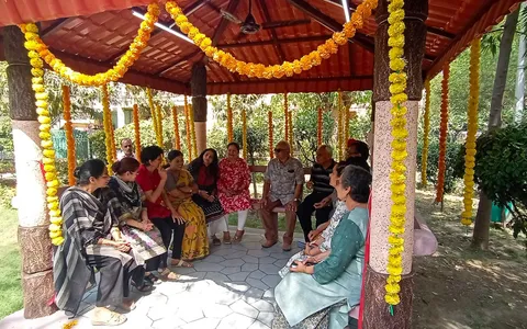 ट्राएंगल पार्क, सिद्धार्थ एंक्लेव में सीनियर सिटीजन हट का उद्घाटन