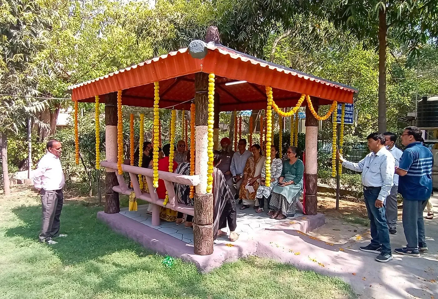ट्राएंगल पार्क, सिद्धार्थ एंक्लेव में सीनियर सिटीजन हट का उद्घाटन — तस्वीर 3 में से 9