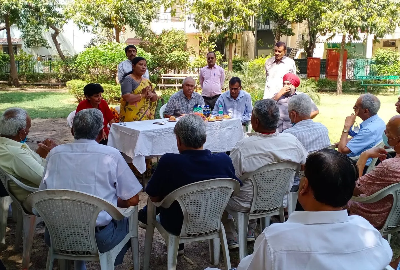 ट्राएंगल पार्क, सिद्धार्थ एंक्लेव में सीनियर सिटीजन हट का उद्घाटन — तस्वीर 7 में से 9