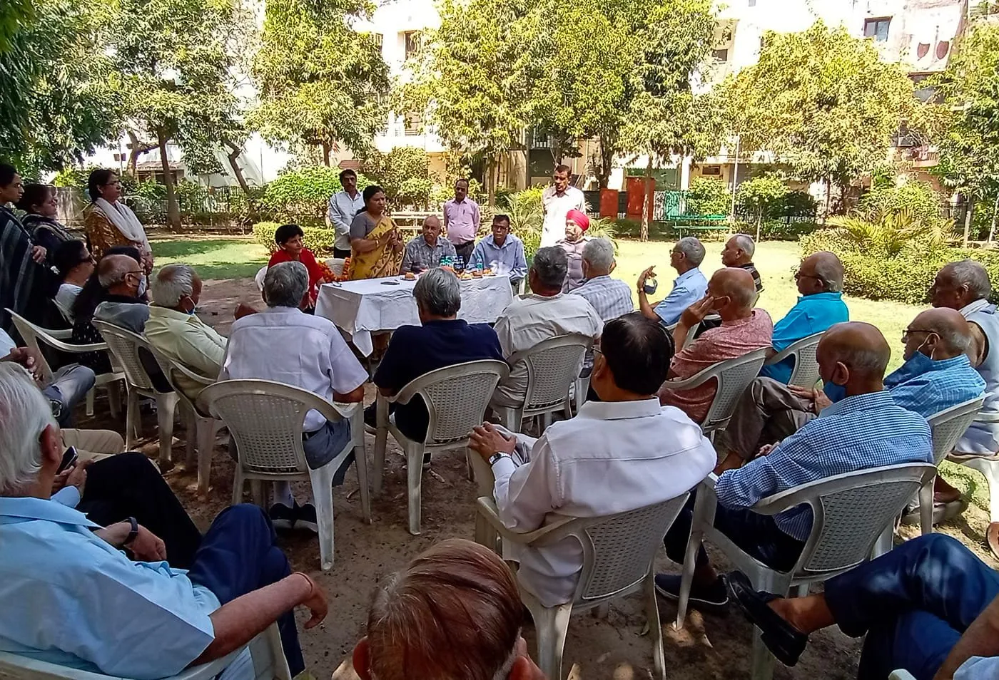 ट्राएंगल पार्क, सिद्धार्थ एंक्लेव में सीनियर सिटीजन हट का उद्घाटन — तस्वीर 8 में से 9