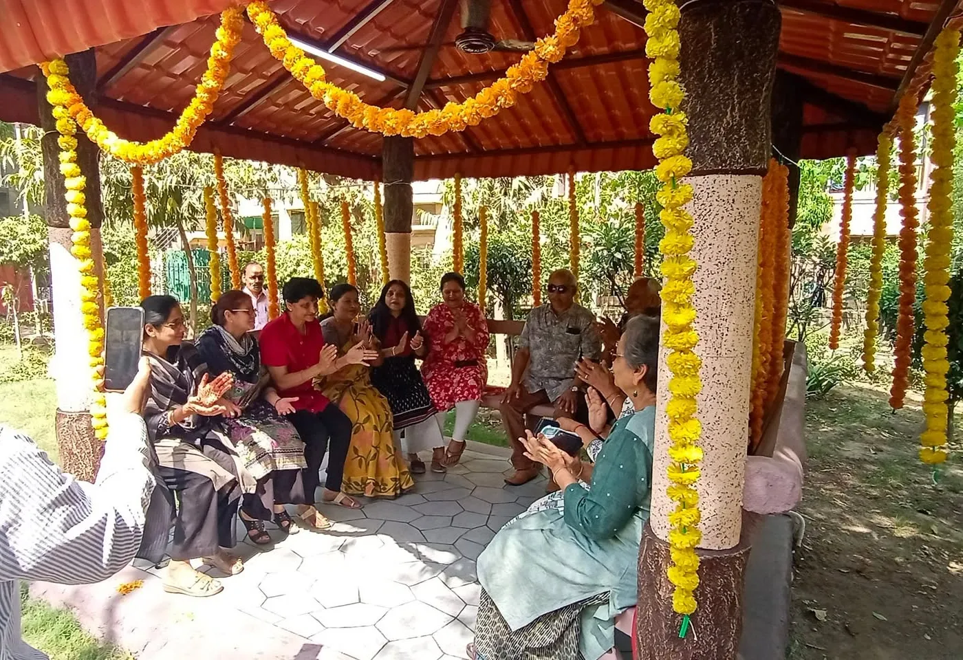 ट्राएंगल पार्क, सिद्धार्थ एंक्लेव में सीनियर सिटीजन हट का उद्घाटन — तस्वीर 9 में से 9