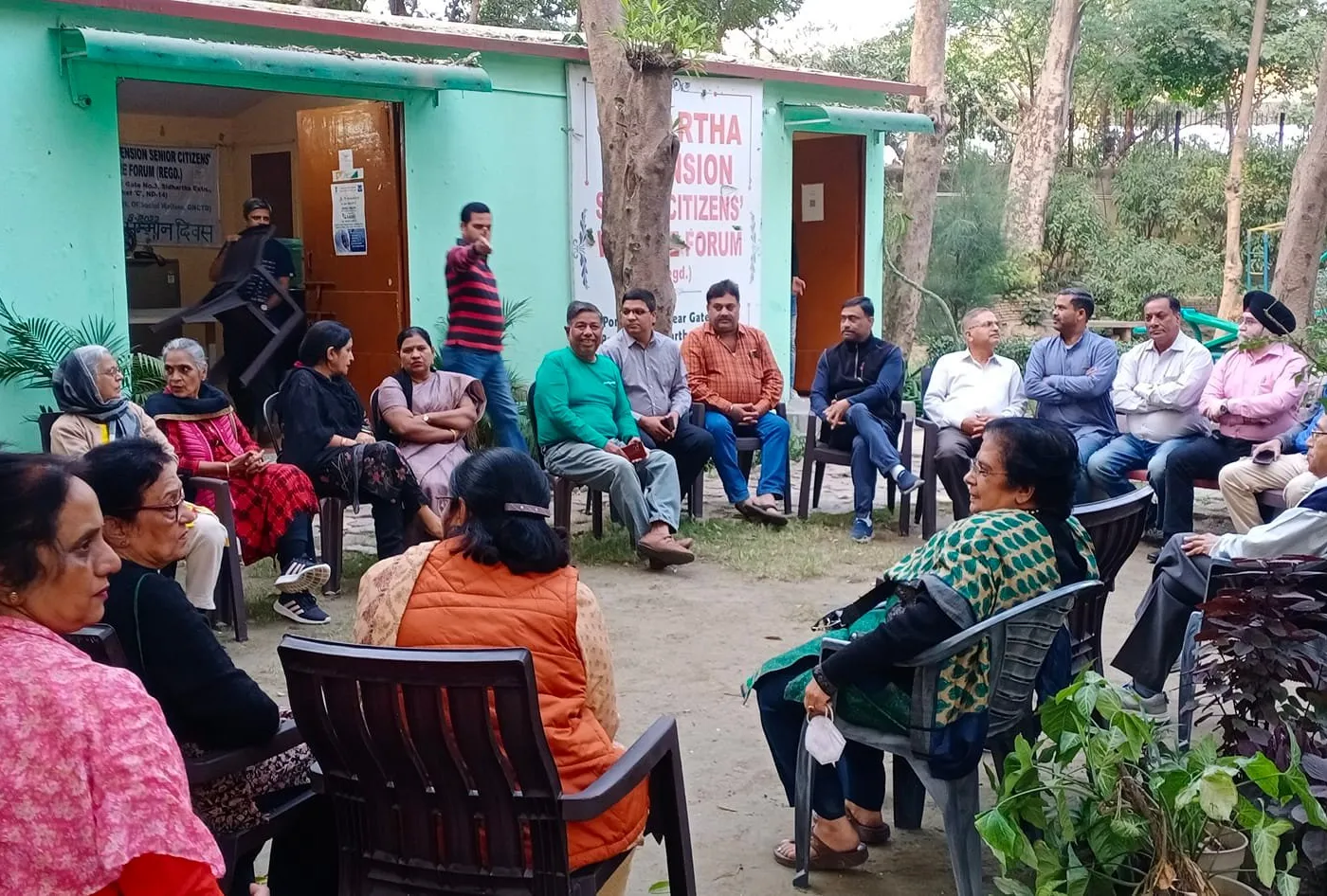 सिद्धार्थ एक्सटेंशन पॉकेट C में निवासियों के साथ चुनावी बैठक — तस्वीर 1 में से 3