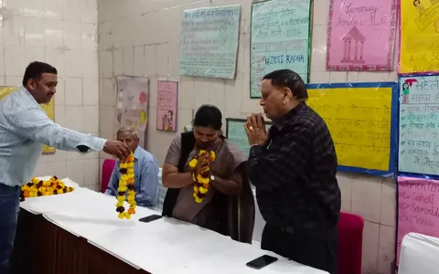 वार्ड 143 की एक धर्मशाला में चुनावी बैठक
