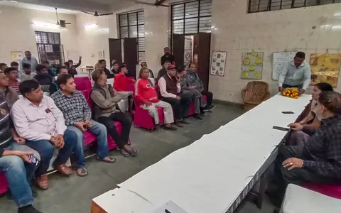 वार्ड 143 की एक धर्मशाला में चुनावी बैठक