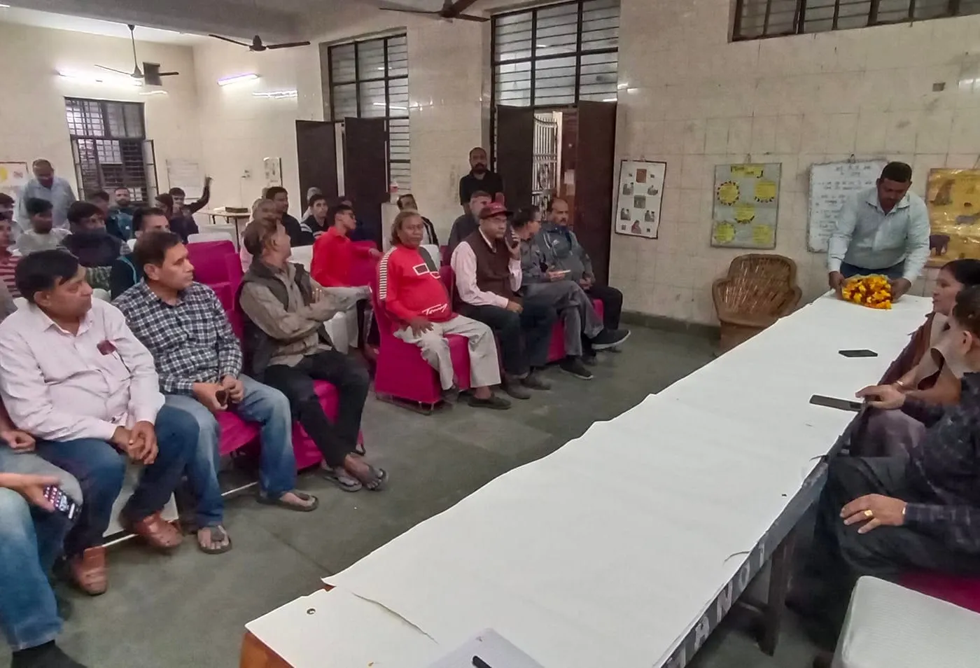 वार्ड 143 की एक धर्मशाला में चुनावी बैठक — तस्वीर 2 में से 8