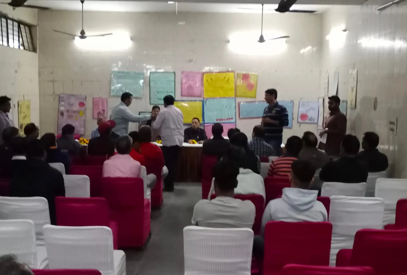 वार्ड 143 की एक धर्मशाला में चुनावी बैठक — तस्वीर 3 में से 8