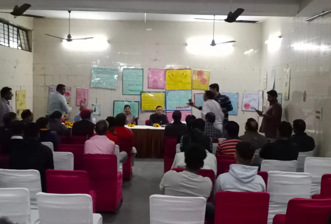 वार्ड 143 की एक धर्मशाला में चुनावी बैठक — तस्वीर 4 में से 8